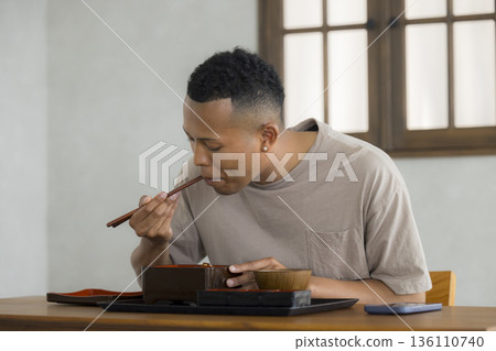 外籍男子享用日本料理 136110740