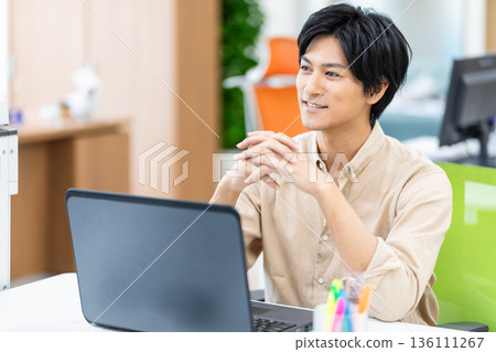 工作在辦公室的一個年輕商人 136111267