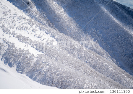 從莫科託山眺望，壯麗的冬季山景被霜雪覆蓋。 136111590