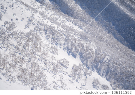 從莫科託山眺望，壯麗的冬季山景被霜雪覆蓋。 136111592
