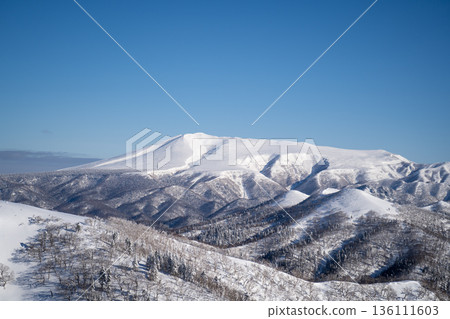 海別山雄偉的山脊線和冬日天空下的雪景 海別山雄偉的山脊線和冬日天空下的雪景 136111603