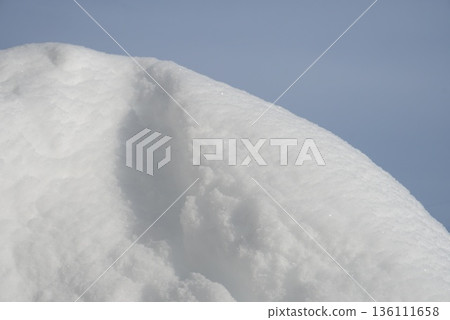 雪和藍天 136111658