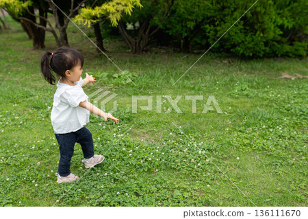 幼兒在公園裡張開雙臂玩耍 幼兒在公園裡張開雙臂玩耍 136111670