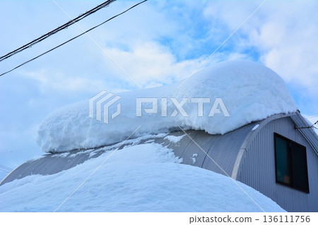 屋頂積雪很厚。 屋頂積雪很厚。 136111756