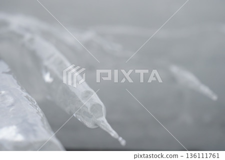 冰柱上覆蓋著冰 136111761
