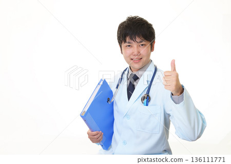 男醫生做出表示贊同的手勢 男醫生做出表示贊同的手勢 136111771