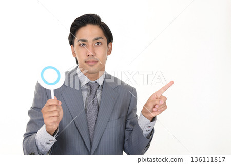 一位帶有審判標記的商人 136111817