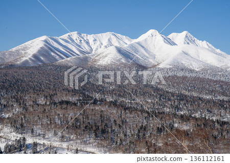 冬日北海道壯麗的雪山景色，舍利山在藍天和銀色山脊的映襯下熠熠生輝。 136112161