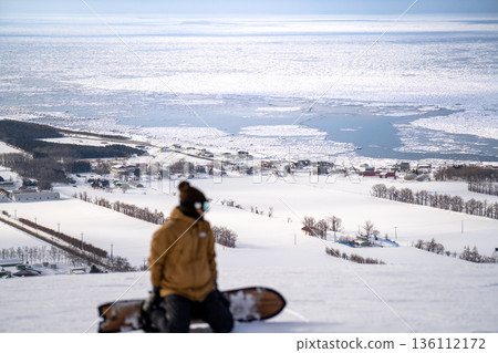 從滑雪場眺望北海道的冬日景色，鄂霍次克海上的浮冰和皚皚白雪覆蓋大地。 136112172