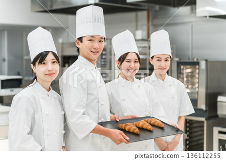 廚師、廚師、穿著廚師服的廚師站在廚房。 廚師、廚師、穿著廚師服的廚師站在廚房。 136112255
