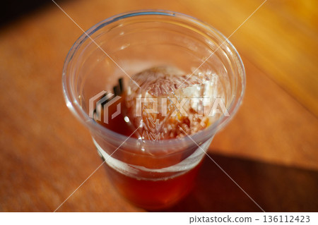 iced black coffee (iced americano) iced black coffee (iced americano) 136112423