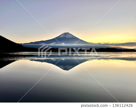 隆冬時的狸湖和黎明時的富士山 隆冬時的狸湖和黎明時的富士山 136112426