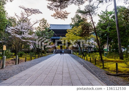 Scenery with cherry blossoms at Nanzenji Temple, Kyoto Prefecture Scenery with cherry blossoms at Nanzenji Temple, Kyoto Prefecture 136112530