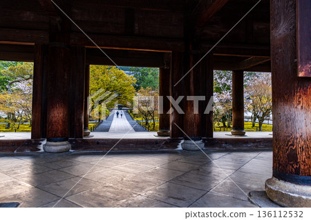 京都府南禪寺櫻花盛開的景色 京都府南禪寺櫻花盛開的景色 136112532