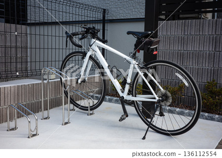 停放在公寓大樓自行車停車處的自行車 停放在公寓大樓自行車停車處的自行車 136112554