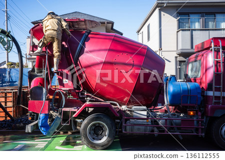 一輛攪拌車準備澆築混凝土 136112555