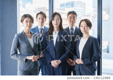 辦公室裡的商務人士正看著攝影機。 辦公室裡的商務人士正看著攝影機。 136112866