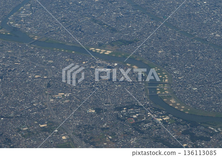 江戶川及市川市地區的空拍照片。城市及河流的鳥瞰圖。 136113085