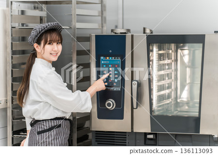 女廚師操作商用烤箱 136113093
