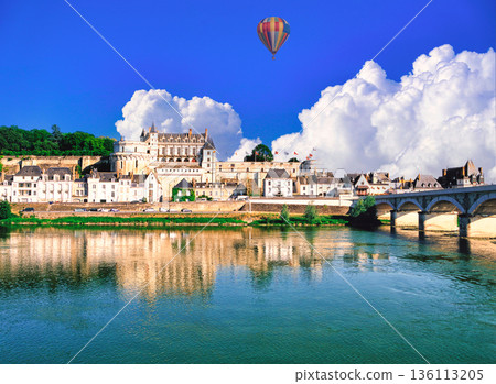 漂浮在盧瓦爾河谷昂布瓦茲城堡上空的熱氣球組合 136113205