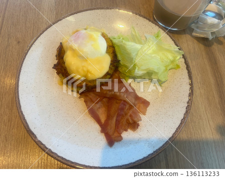 Poached egg with bacon and potato pancakes 136113233