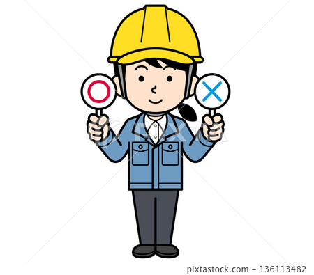 戴著安全帽、手持圓形標誌的女性工地主管 136113482