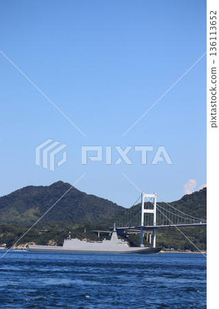 一艘護衛艦駛過來島海峽 一艘護衛艦駛過來島海峽 136113652