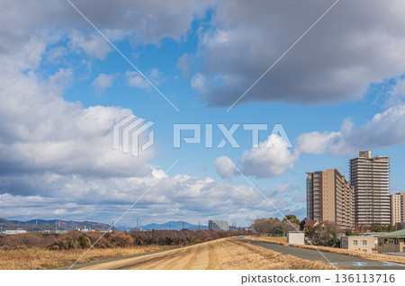 位於淀川左岸的公寓大樓，枚方市 136113716