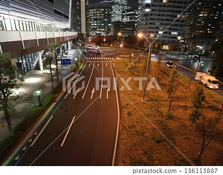 Night view of a city road 136113887