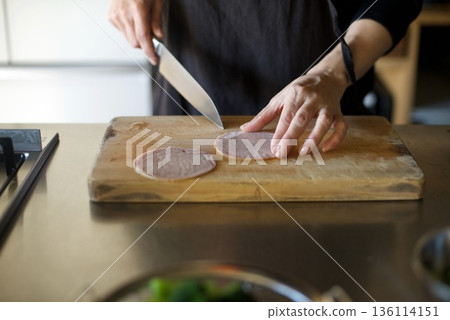 用刀切火腿 用刀切火腿 136114151
