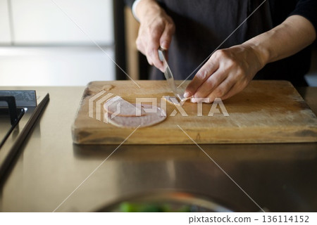 用刀切火腿 136114152