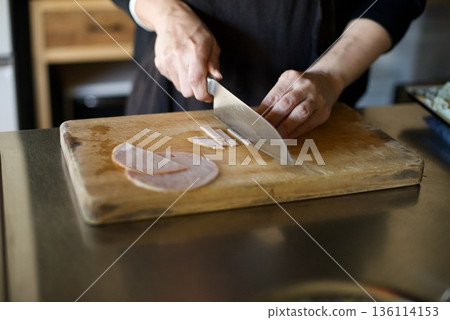 用刀切火腿 用刀切火腿 136114153