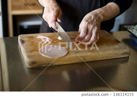 用刀切火腿 用刀切火腿 136114155
