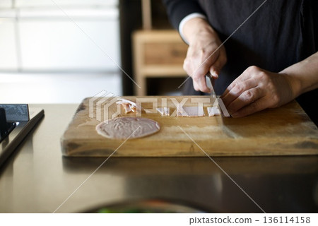 用刀切火腿 136114158