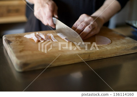 用刀切火腿 136114160