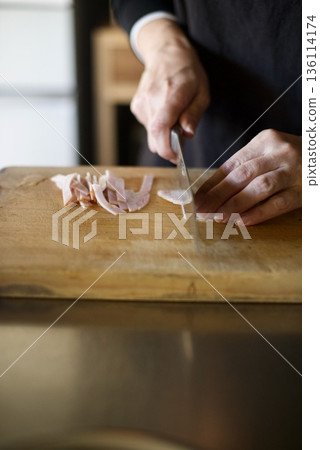 用刀切火腿 用刀切火腿 136114174