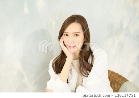 長髮女子坐在椅子上 136114751
