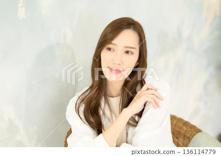 長髮女子坐在椅子上 長髮女子坐在椅子上 136114779