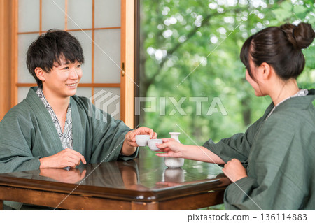 身著浴衣的男女在日式旅館的房間裡倒清酒,已婚夫婦,情侶(清酒) 身著浴衣的男女在日式旅館的房間裡倒清酒,已婚夫婦,情侶(清酒) 136114883