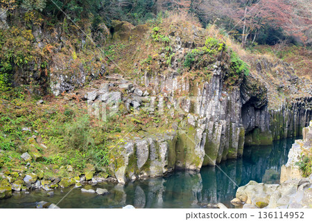 Takachiho Gorge's Byobuiwa Rock and columnar jointed cliffs, Takachiho Town, Miyazaki Prefecture 136114952