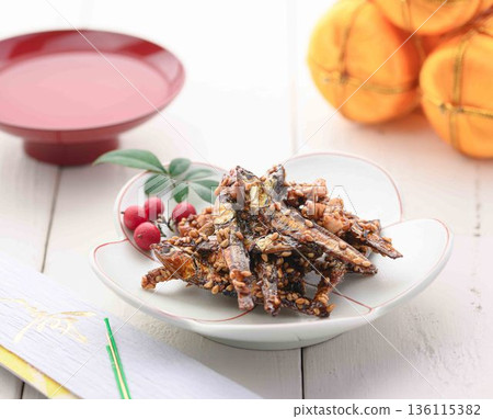 經典的年菜:芝麻豆、田作、小魚佃煮,色澤油亮、芝麻豐富的日式料理,白色背景 經典的年菜:芝麻豆、田作、小魚佃煮,色澤油亮、芝麻豐富的日式料理,白色背景 136115382
