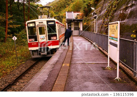 At the secluded autumn foliage station "Oga Kogen"... 6050 series train At the secluded autumn foliage station "Oga Kogen"... 6050 series train 136115396