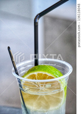Pour lemon into lemon sour Pour lemon into lemon sour 136116048