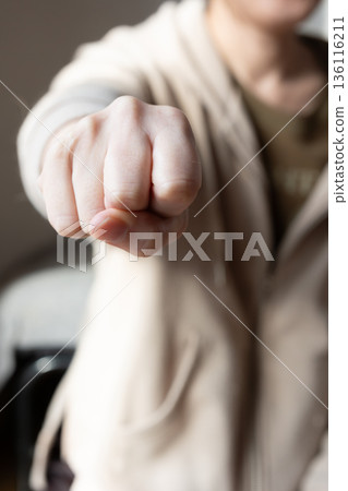 女人的手握緊拳頭 女人的手握緊拳頭 136116211