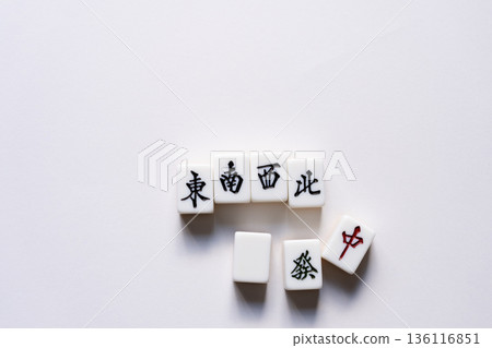 白色背景上的麻將牌 白色背景上的麻將牌 136116851