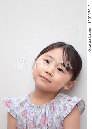 Upper body of a 4-year-old girl (white background, no background) 136117043