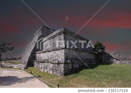 mayan pyramid in Tulum ruins, Yucatan, Mexico mayan pyramid in Tulum ruins, Yucatan, Mexico 136117328