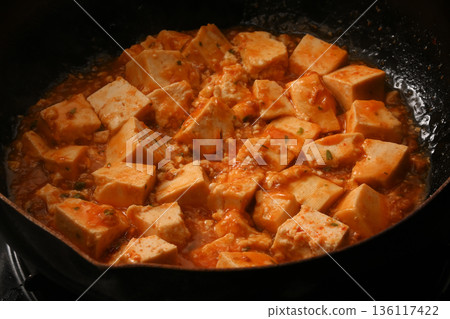 麻婆豆腐正在煮 麻婆豆腐正在煮 136117422
