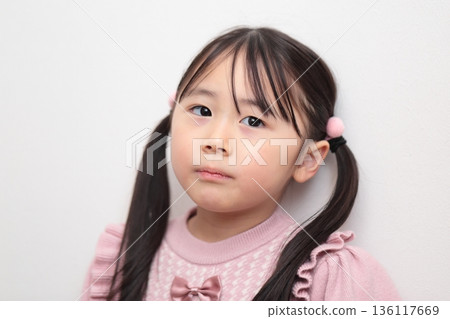 4歲女孩的上半身像（白色背景，無背景） 136117669
