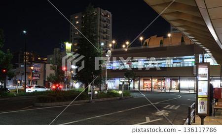市川站南口前的夜景。街景包括車站前的環島和公車站。 市川站南口前的夜景。街景包括車站前的環島和公車站。 136117786